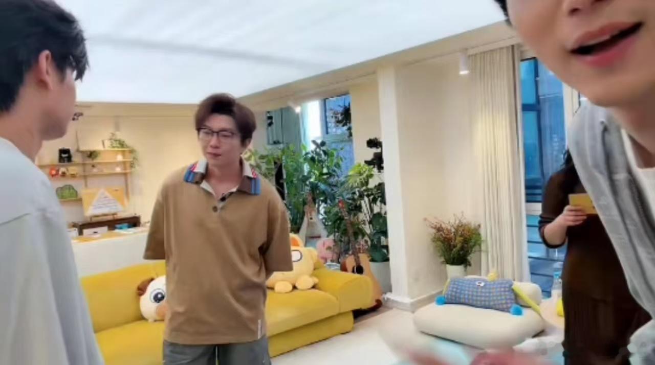 毛不易怎么瘦了这么多李雪琴问毛不易能不能展示一下朦胧腹肌谁看直播被毛不易惊到，毛