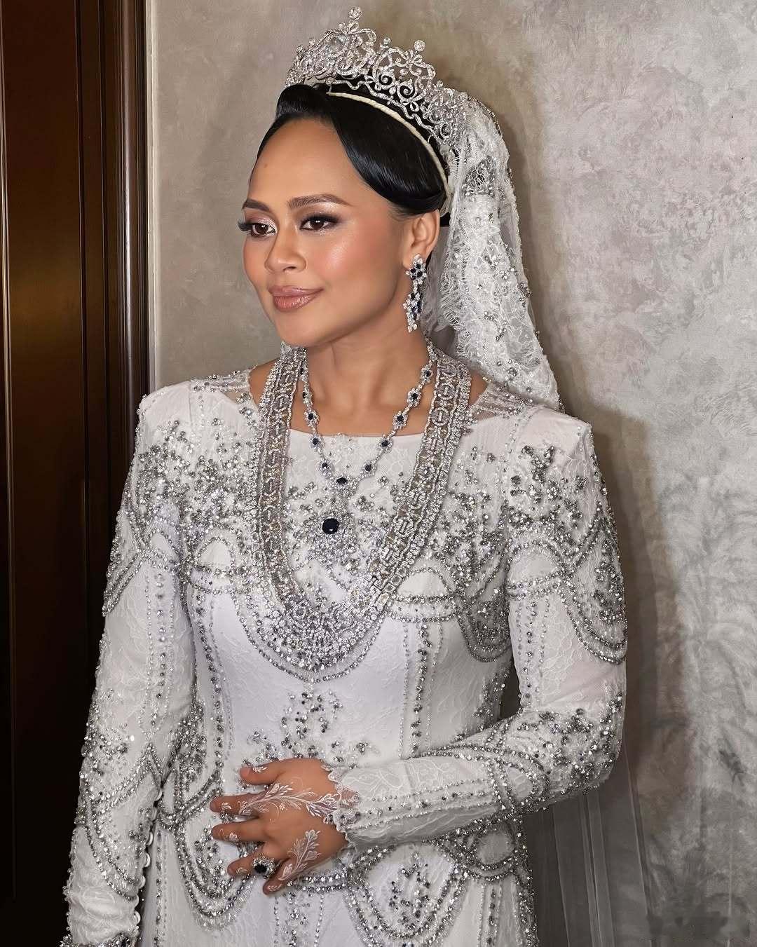 马来西亚王室 🇲🇾7月11日，彭亨苏丹阿卜杜拉·沙阿的外甥女穆纳瓦拉·夏米雅