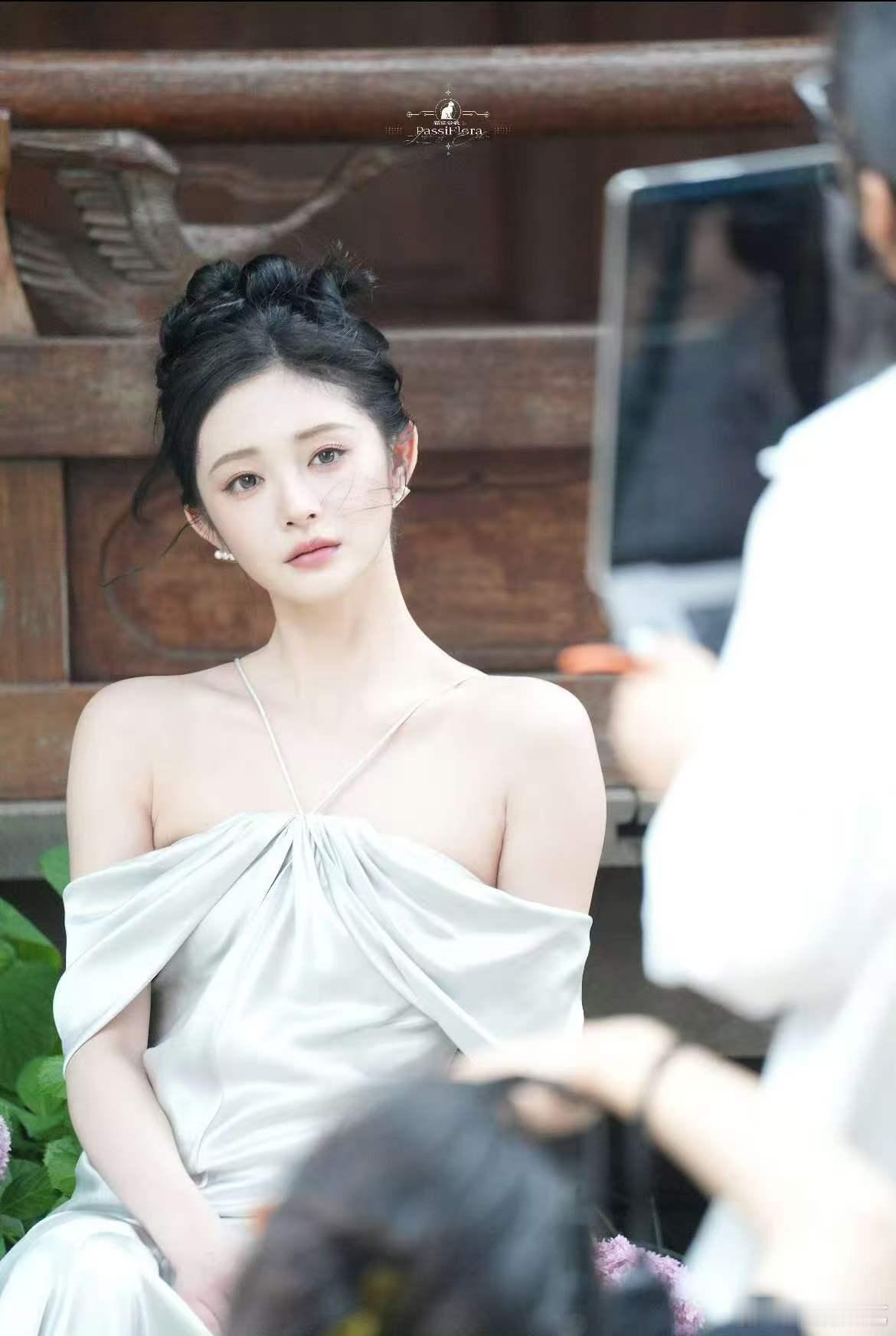 周洁琼一字肩挂脖裙周洁琼早期贵女妆造 周洁琼一字肩挂脖裙太美了早期贵女妆造 