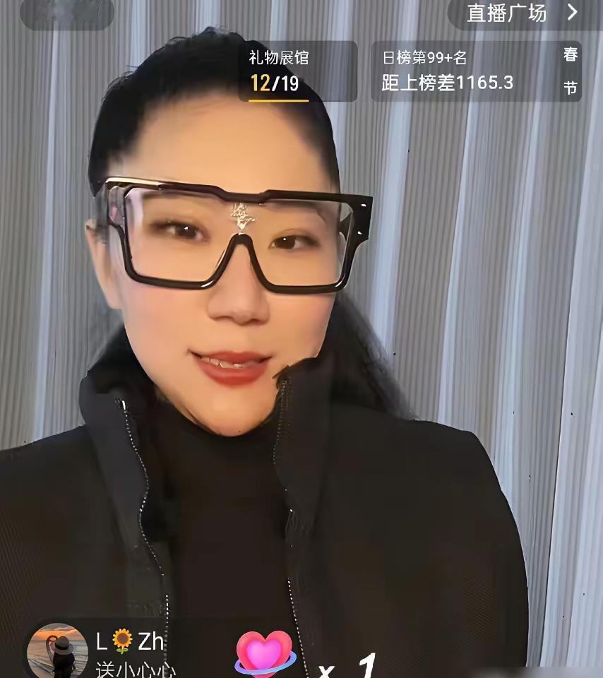 20岁跟69岁老头，13年青春换来的钱，现在连个厕所都买不起。
你刷到她的直播，