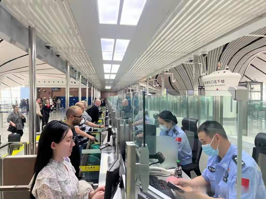 明明是正常的引才服务政策，评论区却彻底吵翻、观点两极撕裂。
没人刻意排外，大家真