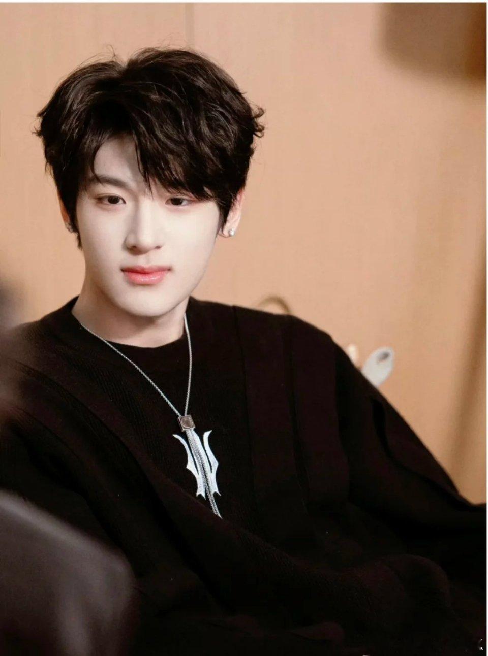 张峻豪真的是三代最帅的吗？这个颜值还是有待加强的吧 ​​​