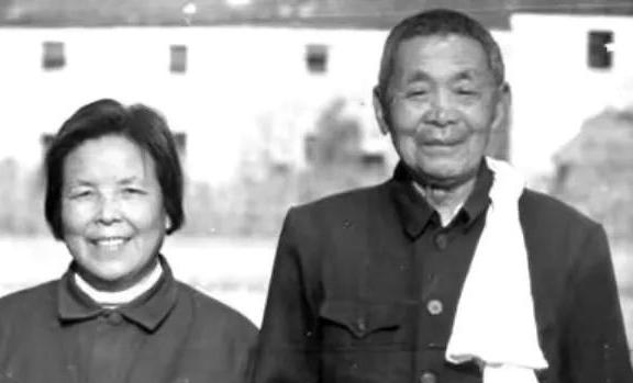 1952年，全军干部级别评定结束。新疆军区后勤部部长甘祖昌被定为师级，妻子龚全珍
