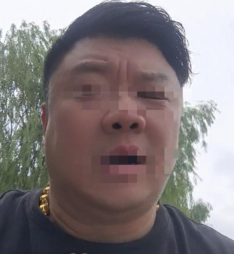 唐某某朋友又开直播爆料了！
唐某某并没有跑 昨天法院工作人员去他家了
他们圈内人