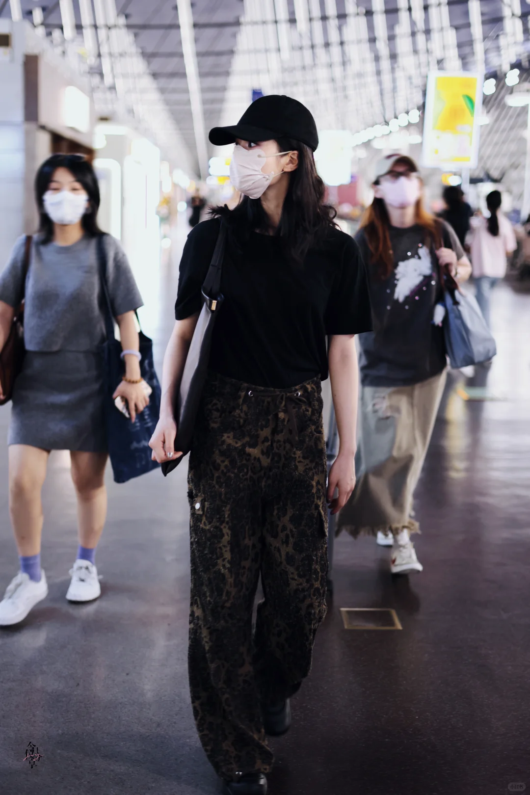 张婧仪今日机场穿搭分享｜黑T豹纹裤有点帅