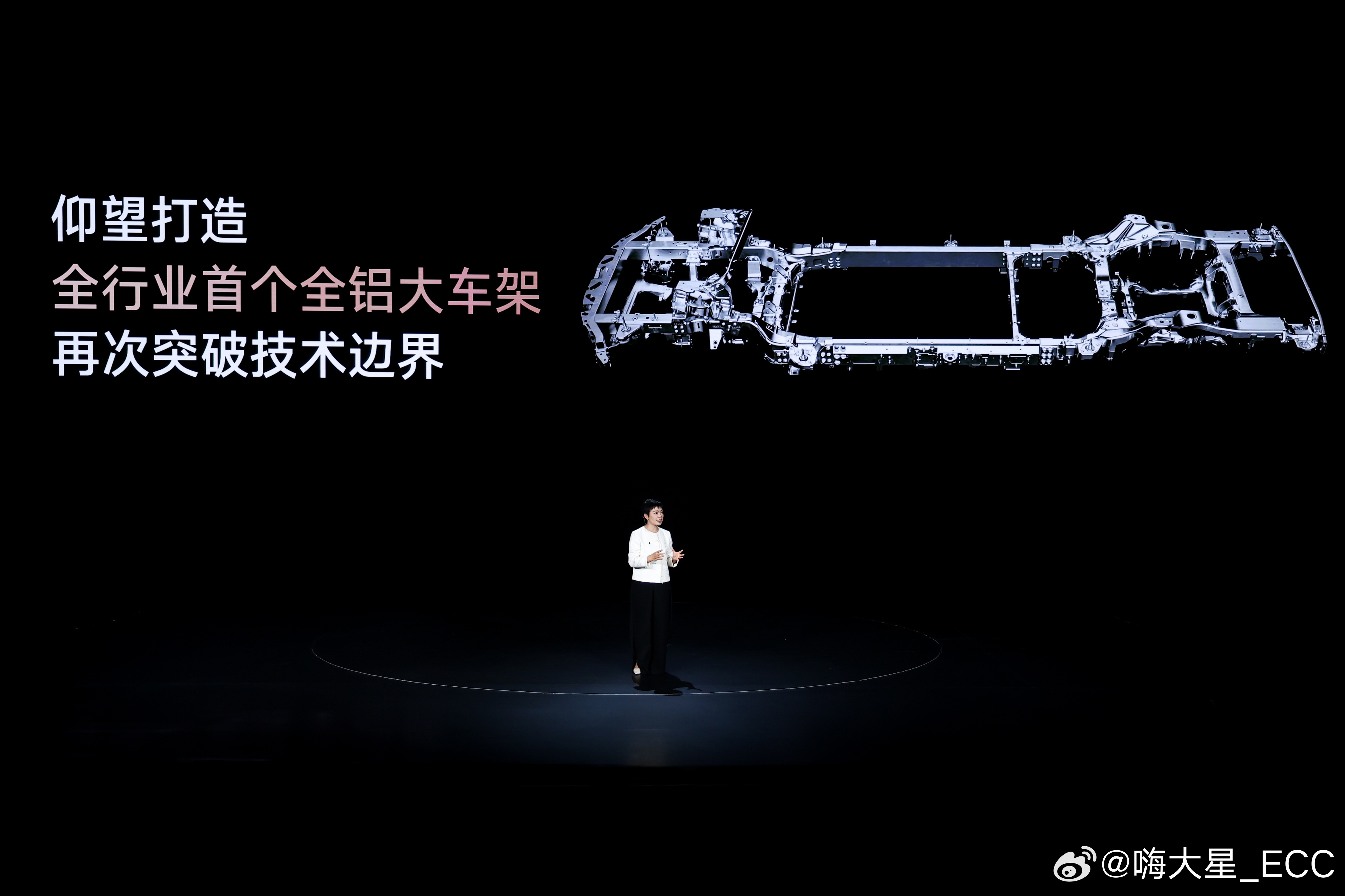 128 万的仰望 U8L 鼎世版来了。这次，仰望把“安全”推到百万级豪华 SUV