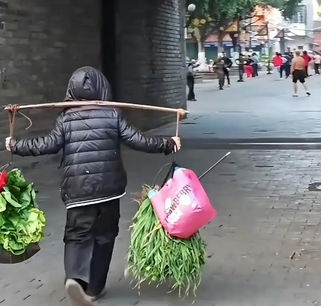 江西赣州“扁担少年”火上人民日报了！

去年开始，这个小小男子汉，已经用他稚嫩的