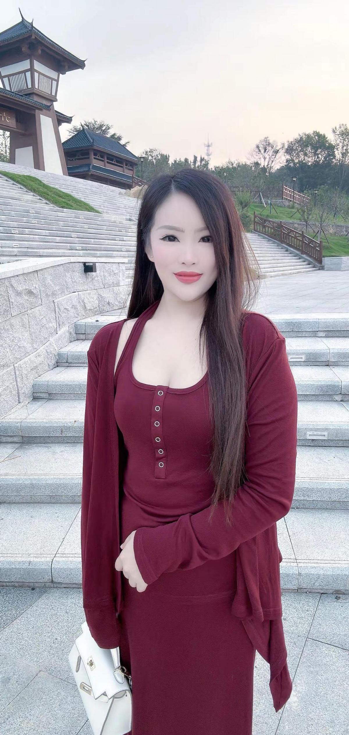 小红书上没人再问“怎么显瘦”了，开始问“坐下勒不勒肚子”。
不是她们不爱美了，是