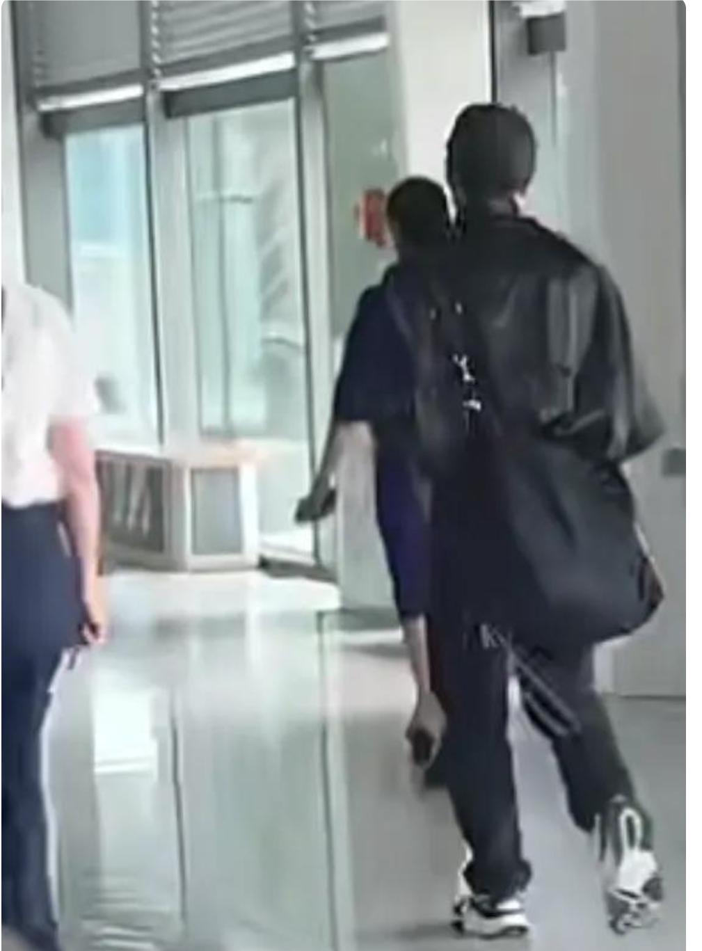 谢霆锋现身青岛机场被偶遇，他穿着一身黑色的衣服，戴着黑色鸭舌帽，就连斜挎包都是黑