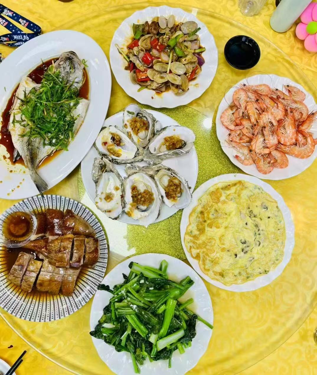 今天傍晚，南京河西两大美食广场，一些学校附近的土菜馆，刚考完试的小学生，查到高考