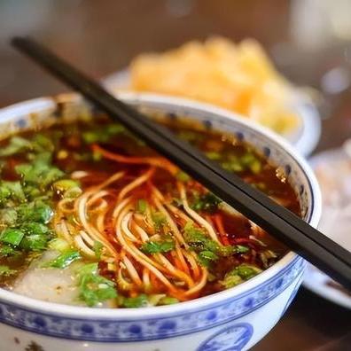 叫了40年的“兰州拉面”，突然要改名了。

今年6月，天津72家拉面馆集体摘下“