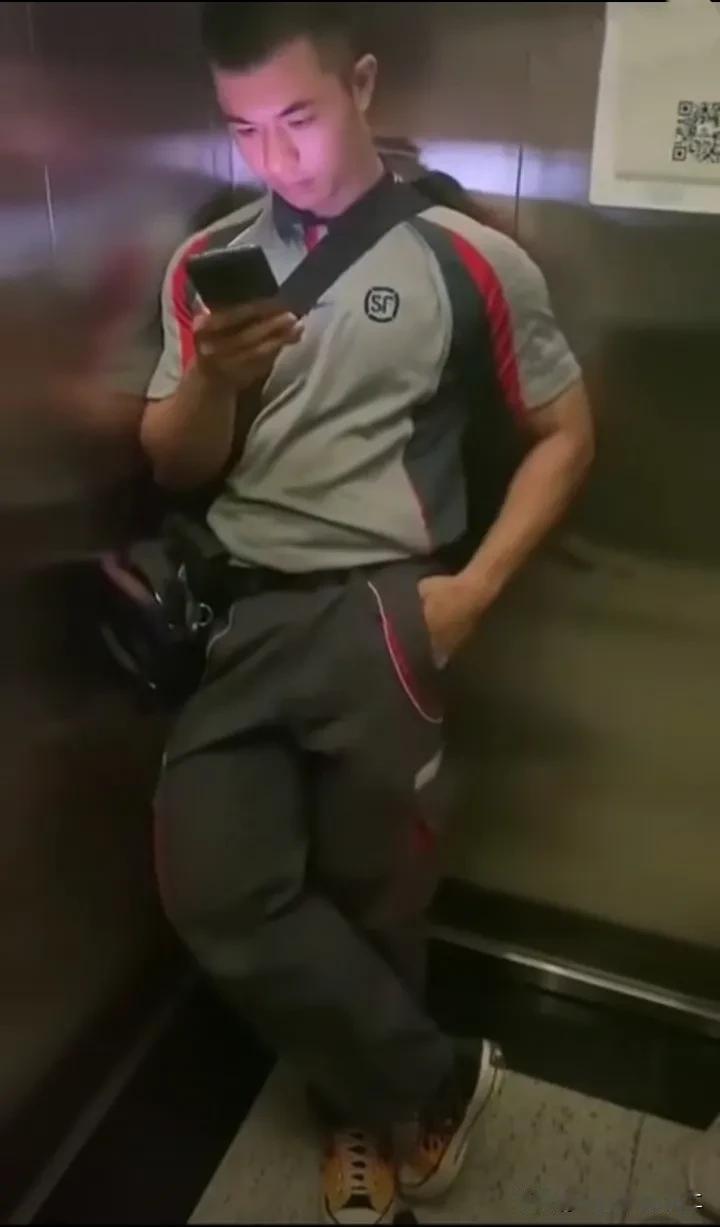 电梯偶遇大鼻子顺丰帅哥
眉毛很有型，鼻子很大， 
长相帅气，有点像安琥。 
冬季