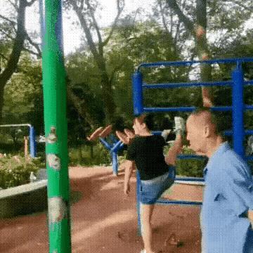 不明白大爷这是练的什么功，
头撞铁柱，
是真功夫还是一种噱头，
吸引旁边美女的关