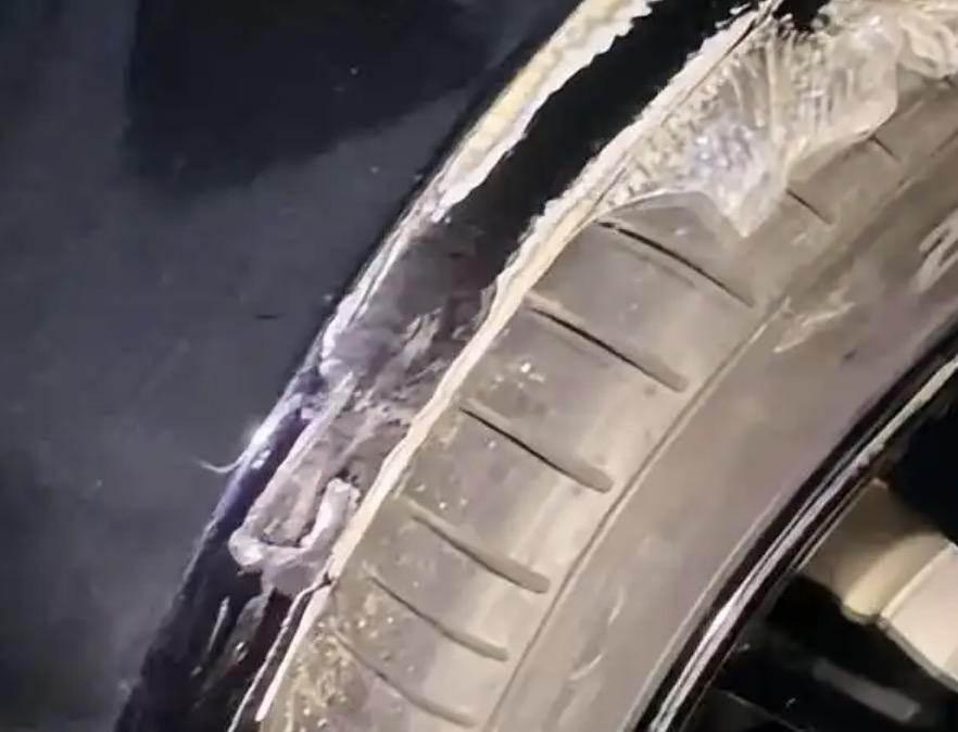 洗车店洗坏别人的车赔偿是理所当然吧，可为何开保时捷的女子车被洗坏，她向店家索赔的