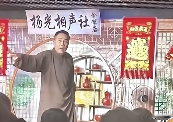 郭德纲曾经说过：艺人挣的钱，里面有一半是挨骂的钱。
既然选择站在台上，吃抛头露面