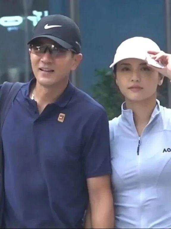 刘恺威又被拍了，这回是牵着新女友黎纪君的手，一块儿吃饭、上车，女方稳稳坐在副驾驶