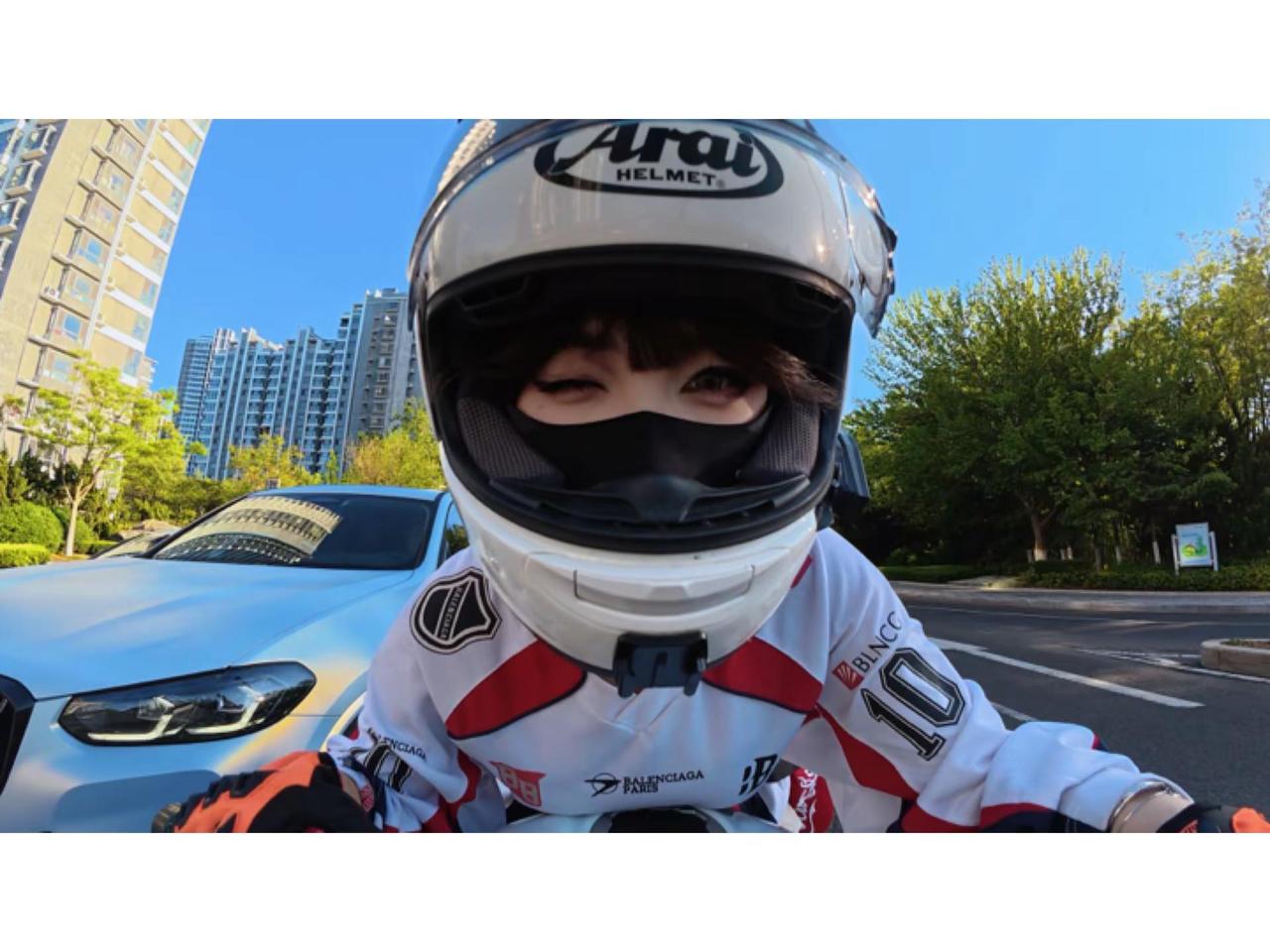 生活在我脸上给了一拳，我吓得直接wink.女骑 机车女骑