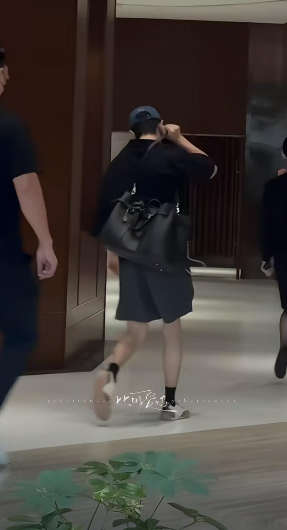 肖战怎么瘦了这么多肖战这次机场出发视频，完全没看出瘦了，怎么全网都在说他瘦了，有