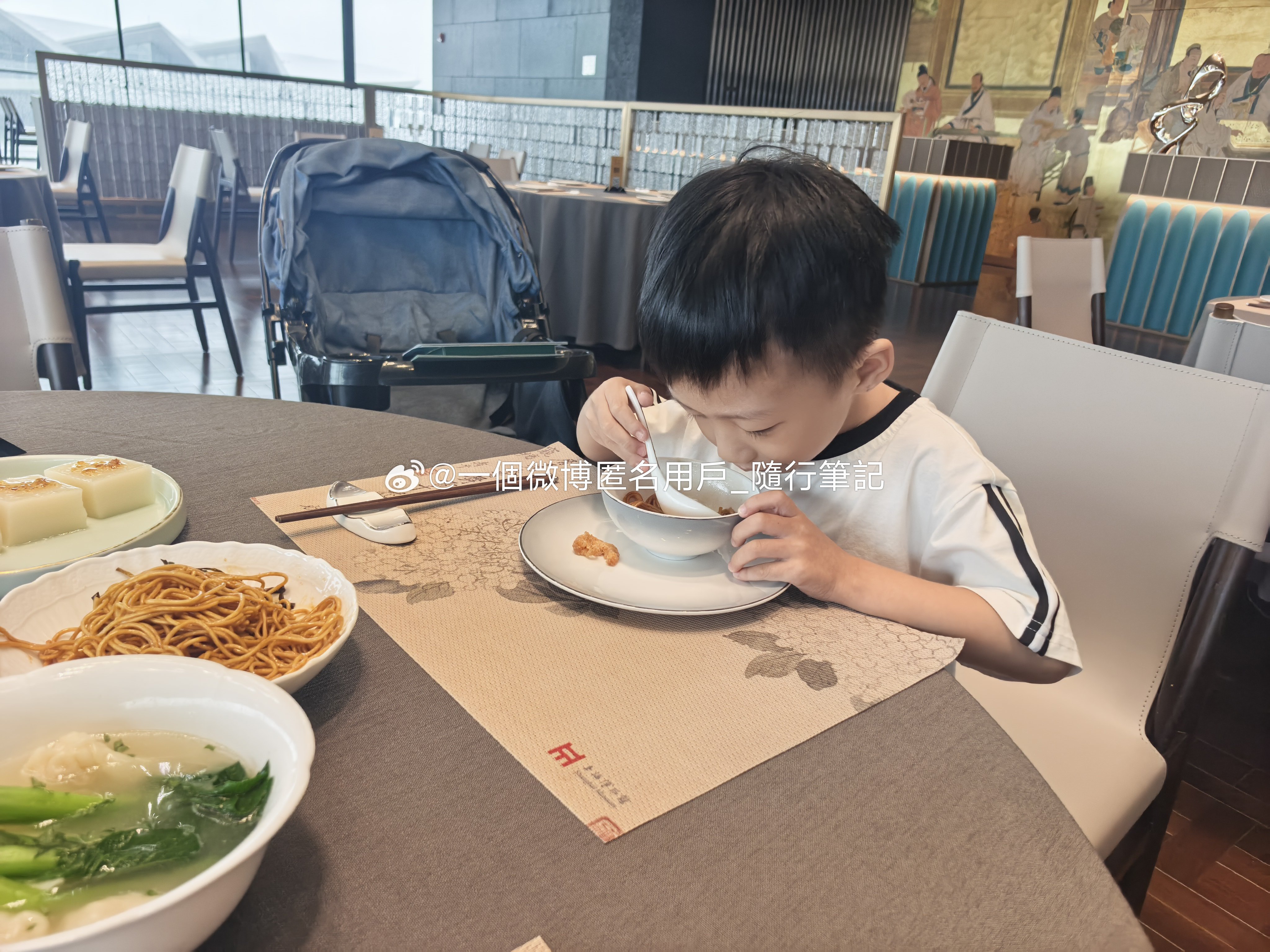 生活手记 参观完上博，到饭点了，循着推荐，进入上博一处别致的，绚丽夺目，餐厅很雅