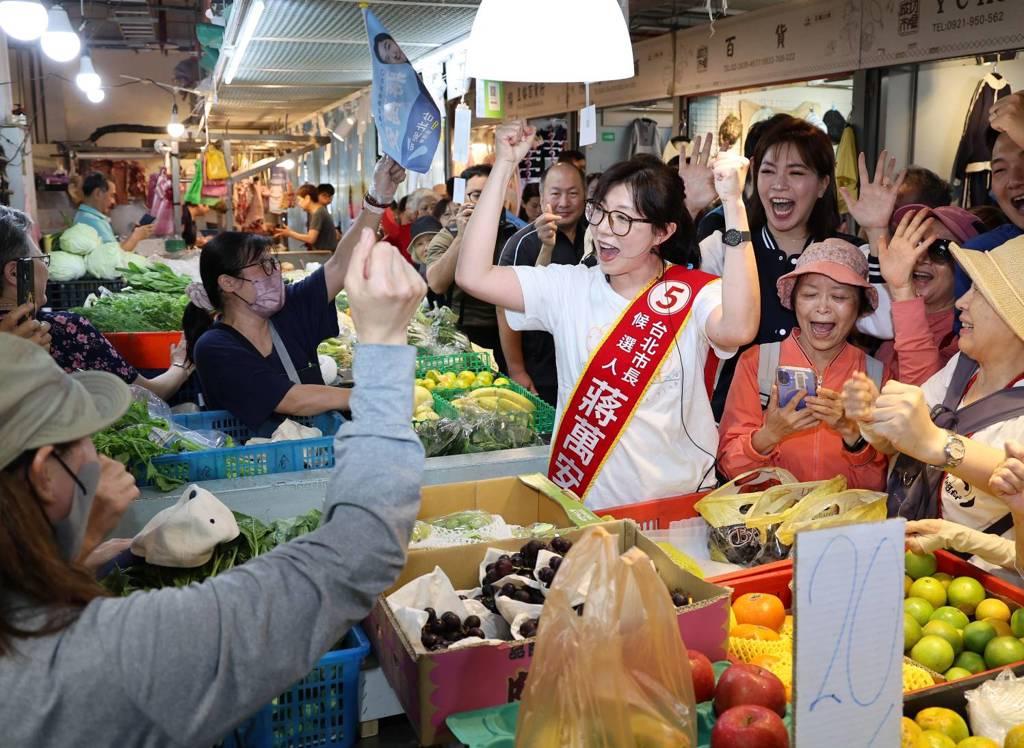 替夫出征！蒋万安妻子石舫亘勇敢站出来。
蒋万安选情从顺风突转逆风的当下，妻子石舫