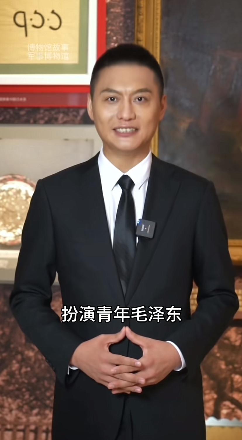 侯京健确实有点像伟人年轻时候，他在觉醒年代、红船、光荣与梦想中演过伟人，大家都觉