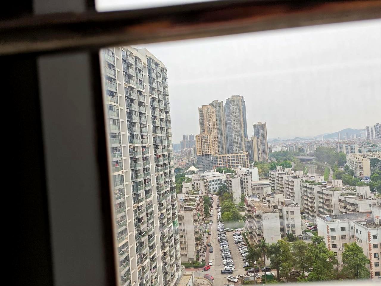 55岁了，还要替父母口中的“小孩”兜底，荒唐到发笑。
当他在2008年毕业时，夸