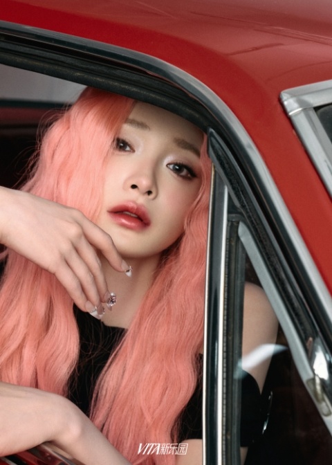 周洁琼限定粉发造型周洁琼粉发限定樱桃少女 救命！周洁琼的粉发怼脸拍直接把我美晕，