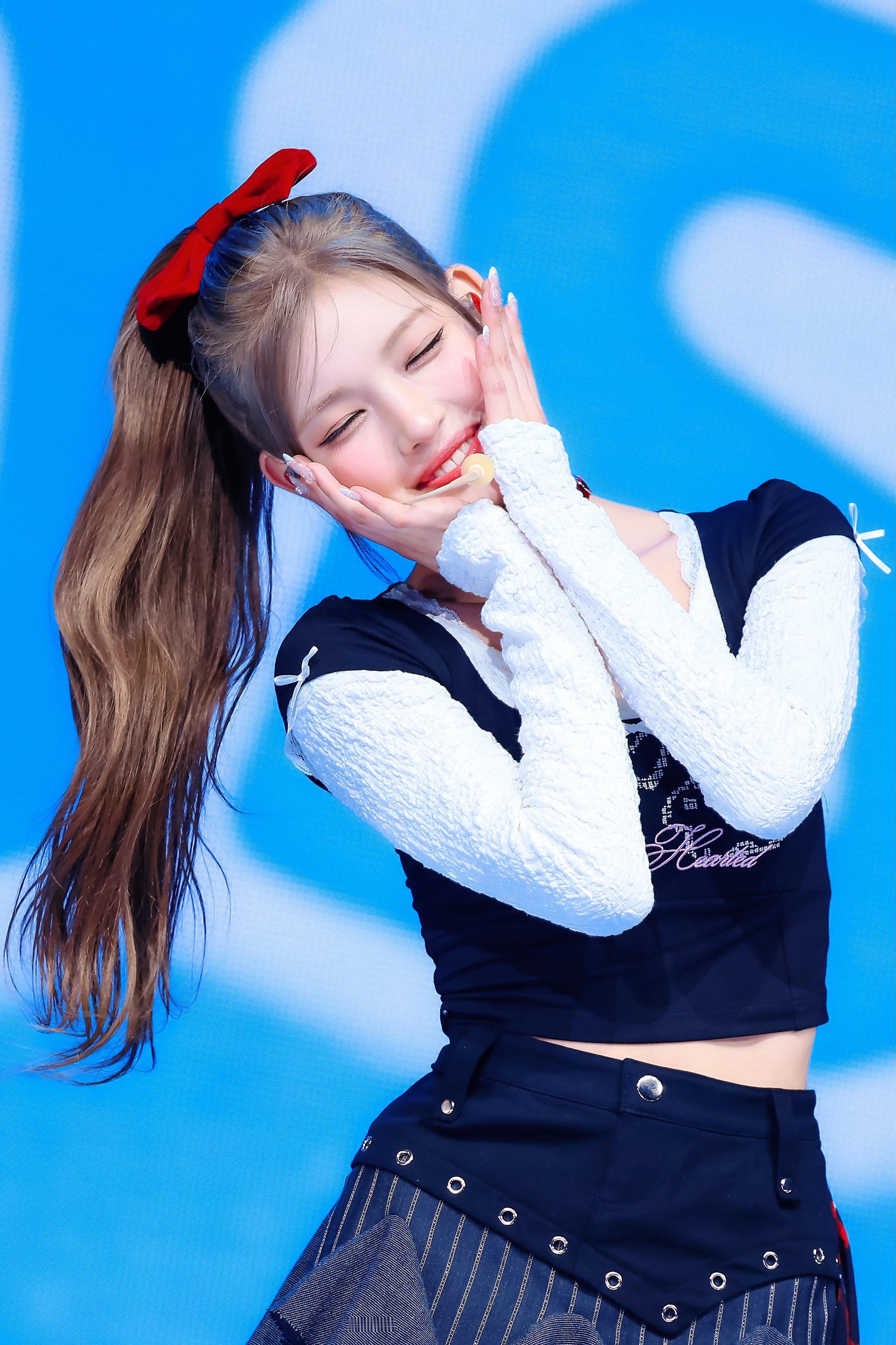 睫毛弯弯眼睛眨呀眨.