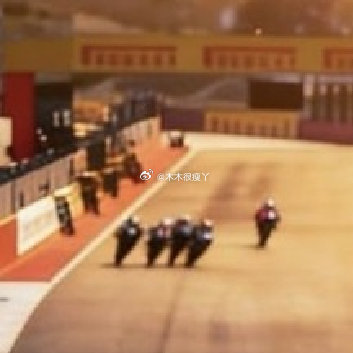 刷到江苏某机车直播间，全程一味贬低国产张雪机车，嘲讽，没有一句客观评价，更没有半