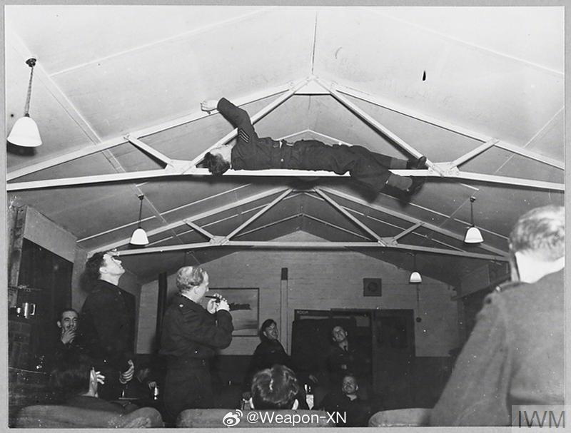 #照片中的历史[超话]# 1943年，英国空军飞行员然克中士在军官餐厅的天花板上