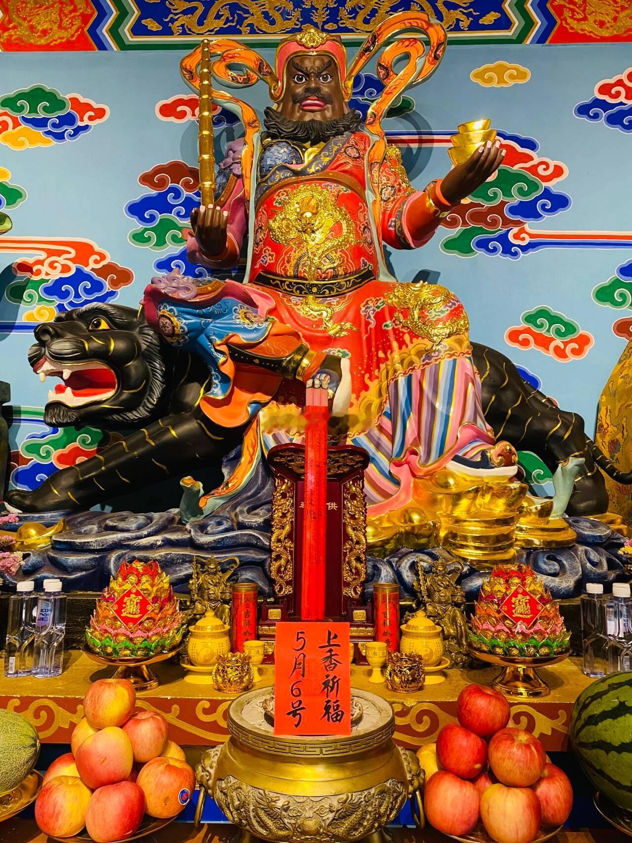 今日开周大吉，快来点赞沾运，5月6号师父在财神殿为众粉加持福慧财运[作揖]（评论