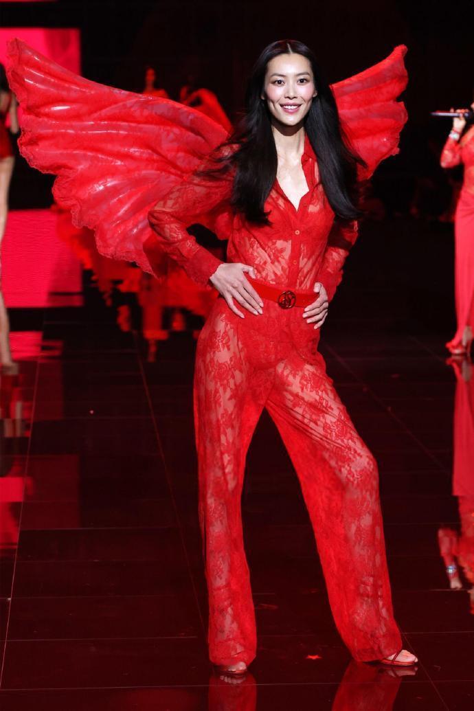 来回顾下维密大秀回归后超模刘雯的三套造型💗每一套都超神，姐圈天菜还得看咱大表姐