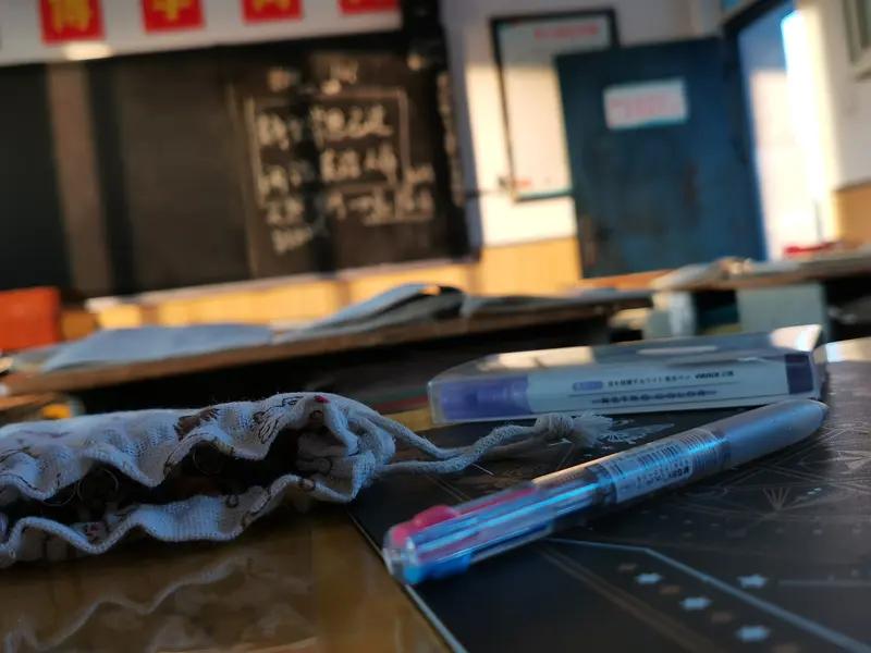 以前穷，大家还怀念，是因为现在缺失了很多那时的东西。
以前人际关系简单纯粹，没那