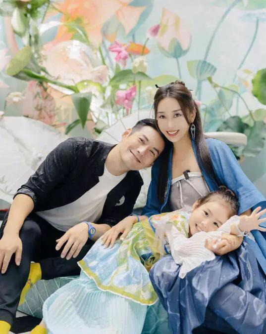 严屹宽夫妻这一家子的颜值确实惊人！女儿也完美的遗传了夫妻俩的超高颜值基因！
