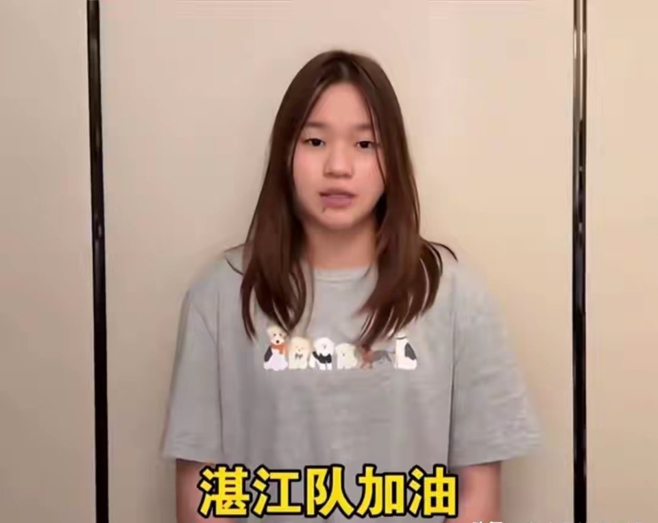 全红婵为家乡足球拉票！长发出镜那刻，湛江这场粤超已经火了一半 ​​​