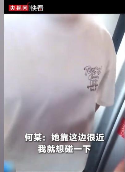 大快人心！女子乘坐高铁，她趴着桌子睡觉，突然感觉自己的胸部被别人戳了一下，她惊醒