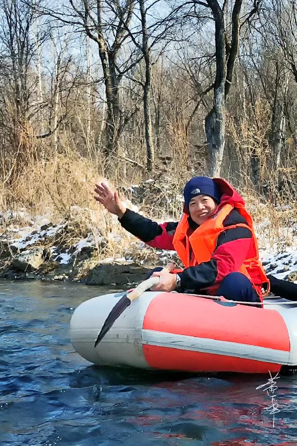 【冬日，长白山冰河漂流爽歪歪】长白山冰河漂流是一场奇幻之旅。坐上皮筏，穿梭于冰棱