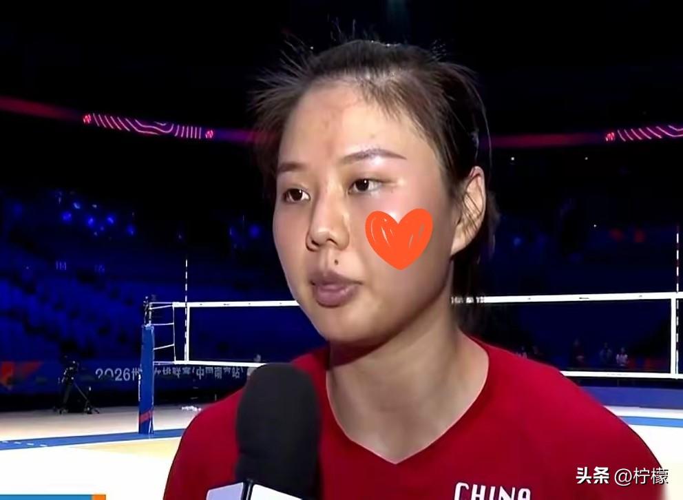 中国女排队长龚翔宇赛前接受采访时，话筒刚递到嘴边，头顶的灯光晃得人有点睁不开眼。