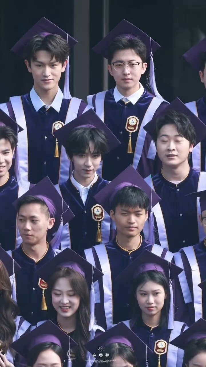 穿着学士服拍毕业照的贺峻霖🎓 人群中特别亮眼的🥺穿着学士服拍毕业照的贺峻霖贺