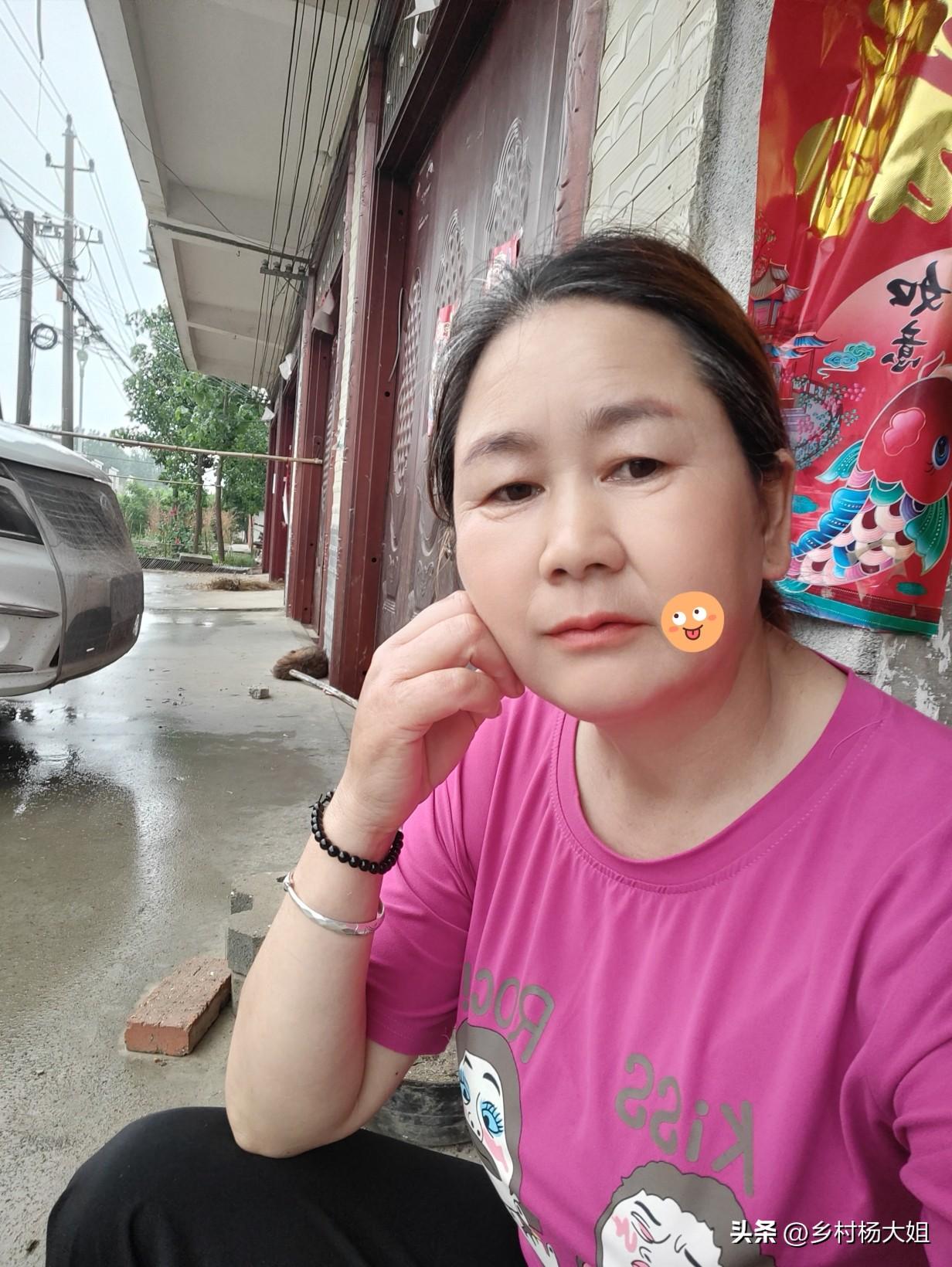 河南下大雨，村民把雨水利用起来
今天农历四月初九，下了一天的雨，上午雨水还小点，
