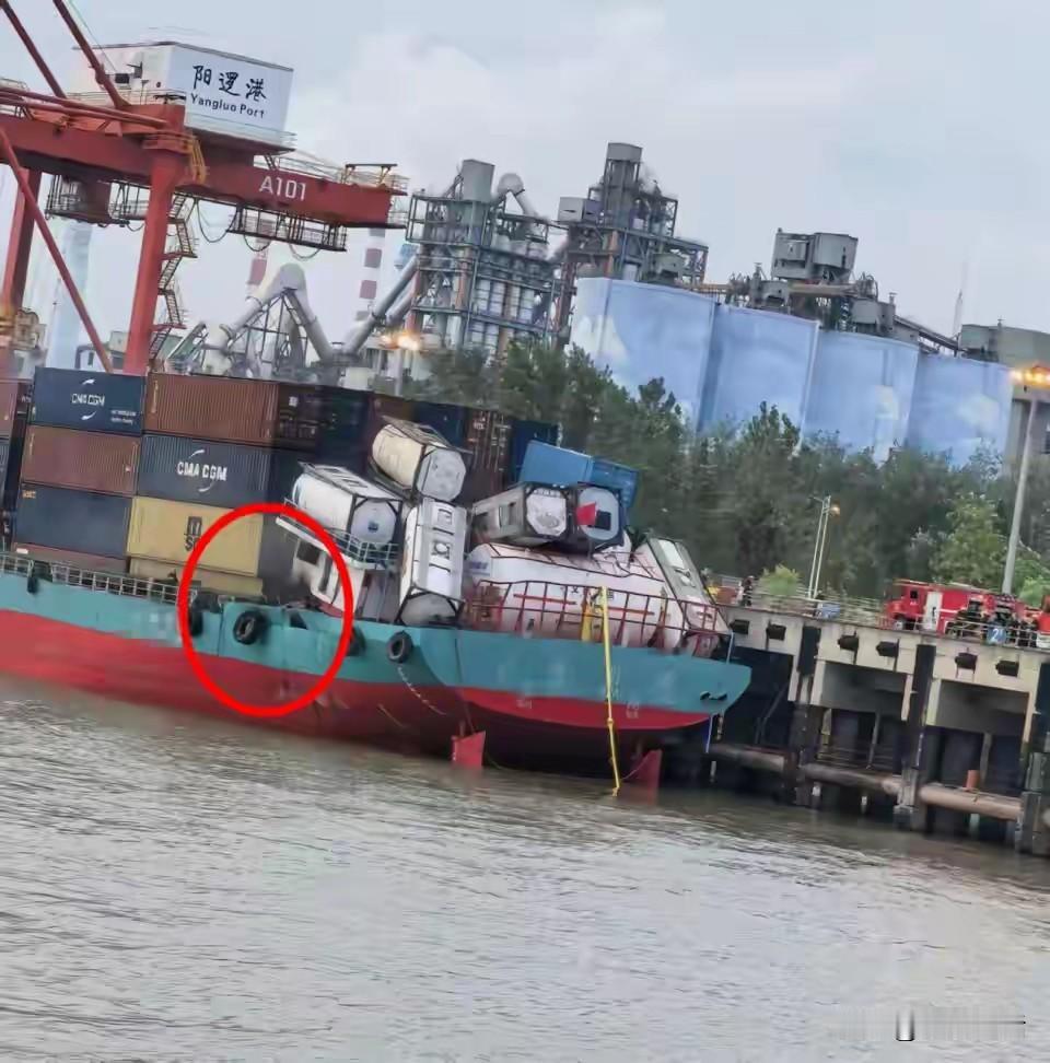 今晨，武汉一港口货船发生爆炸事故，1名船员失联。有网友爆料称，7月22日凌晨5点