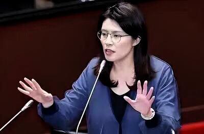 万万没料到，新当选的国民党主席郑丽文，一查才发现她不仅是个“蓝二代”，身上流着那