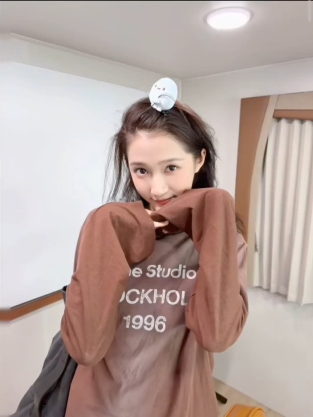 这个夹子还抱着一撮头发太萌了我靠哈哈哈哈哈哈太萌了 