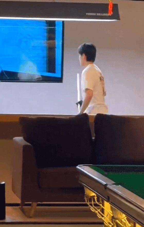 斯诺克世界冠军赵心童都承认：认真打，我差点输给王楚钦。
 
把乒乓球那股狠劲全用