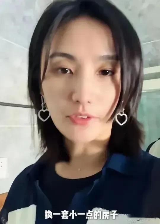 李亚鹏老婆现在估计后悔死了！
她后悔的不是嫁给李亚鹏
也不是给李亚鹏生孩子，而是