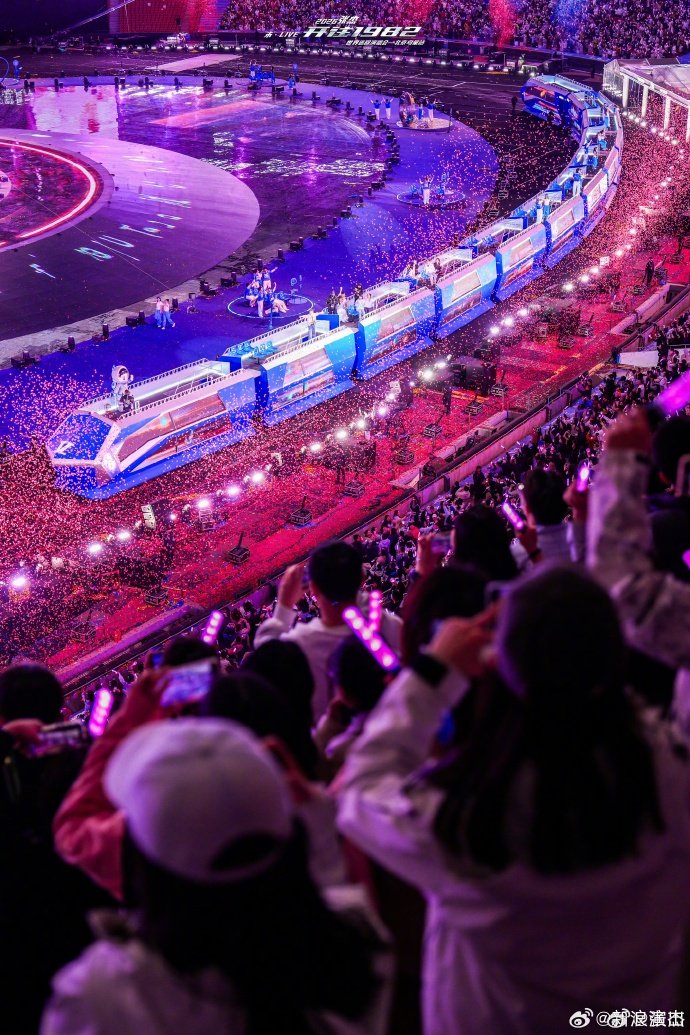 张杰晒粉丝对于演唱会的评论一整个被张杰演唱会的氛围治愈到，快乐都是实打实的 