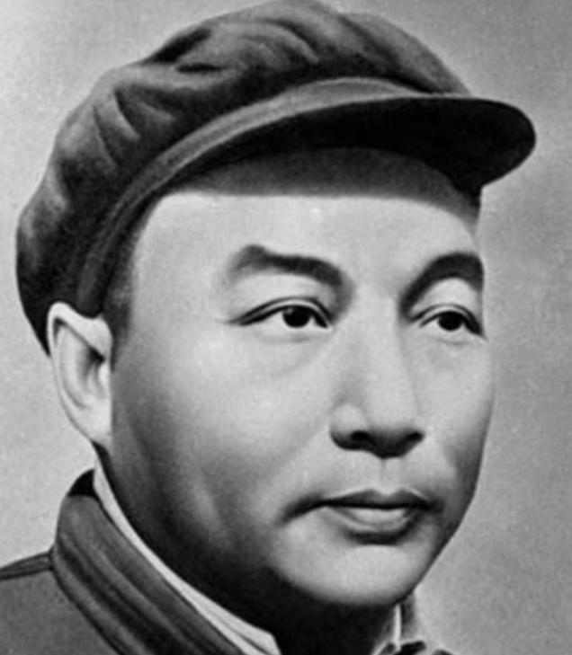 1948年11月，淮海战役，碾庄。

一个国军排长带着手下趁夜走出阵地，向解放军