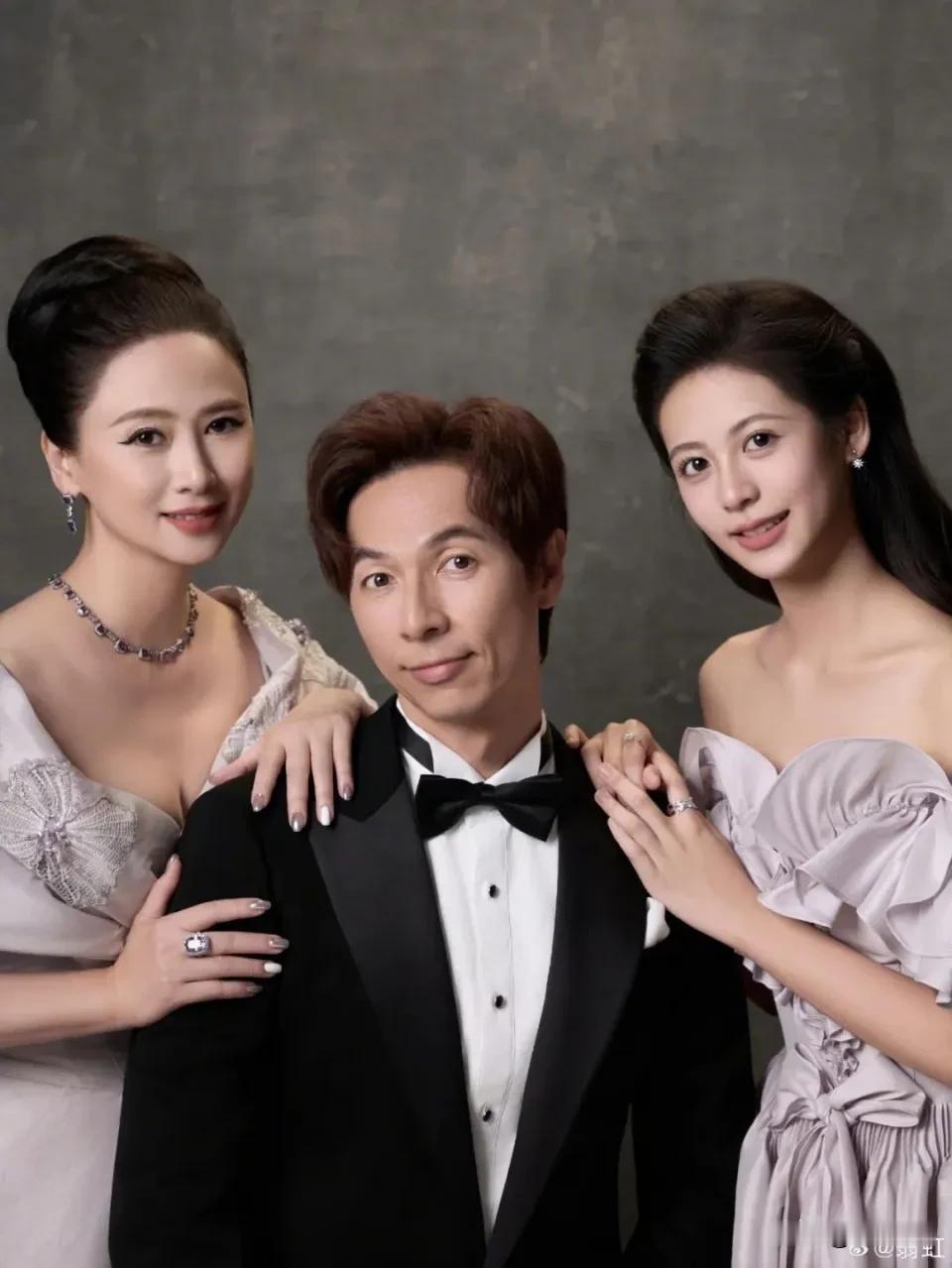 结婚18年，翁虹透露近年和老公1年见1次，回应“最美星二代”女儿出道：有点困难