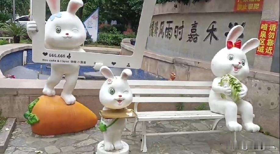 精致灵动的兔子雕塑静静伫立在小区景致之中，可爱圆润的造型憨态可掬，尽显俏皮童趣。