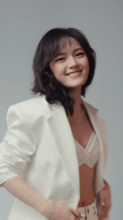 文淇穿封面上封面 完美诠释品牌内核，自在不刻意，高级不距离，穿出真正的风格态度。